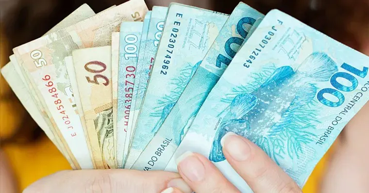 O valor máximo para retirada é de R$ 6.220,00 por conta vinculada, limitado ao saldo disponível na conta.