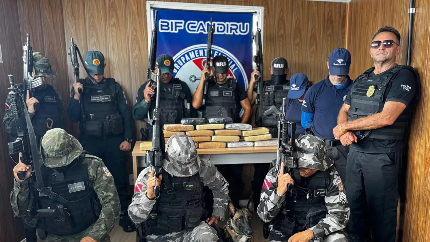 Policiais apresentam droga apreendida