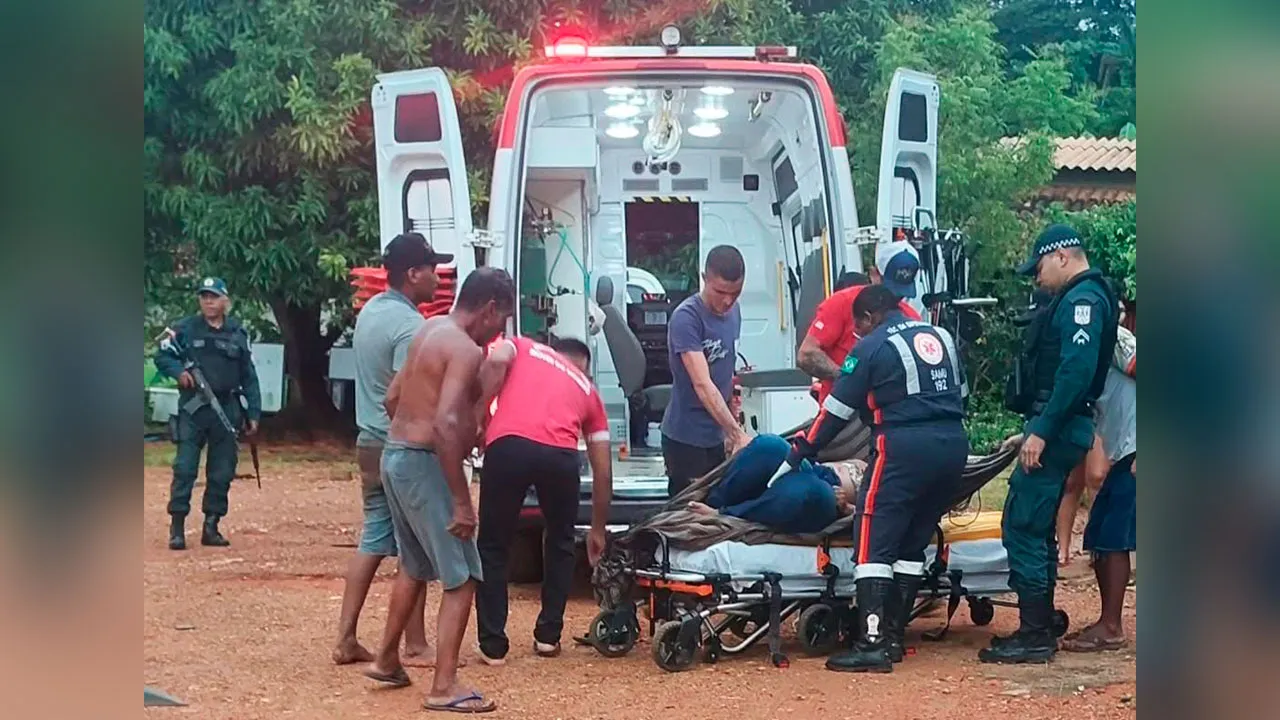 Populares relataram que o autor do disparo teria sido o companheiro da vítima, que fugiu do local antes da chegada da polícia.