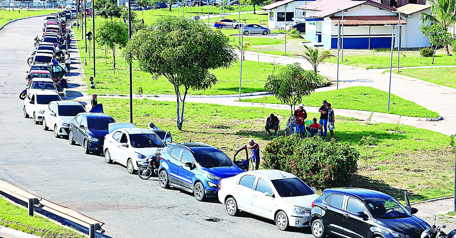 Desde a noite da última sexta-feira (30), uma fila quilométrica de carros se formou até o posto para garantir o desconto.