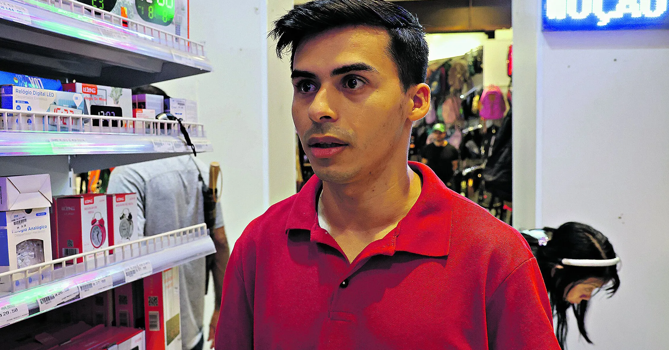 Adierlan Farias, gerente de loja, conta que já contratou sete atendentes em abril e já pensa em mais cinco novas admissões.