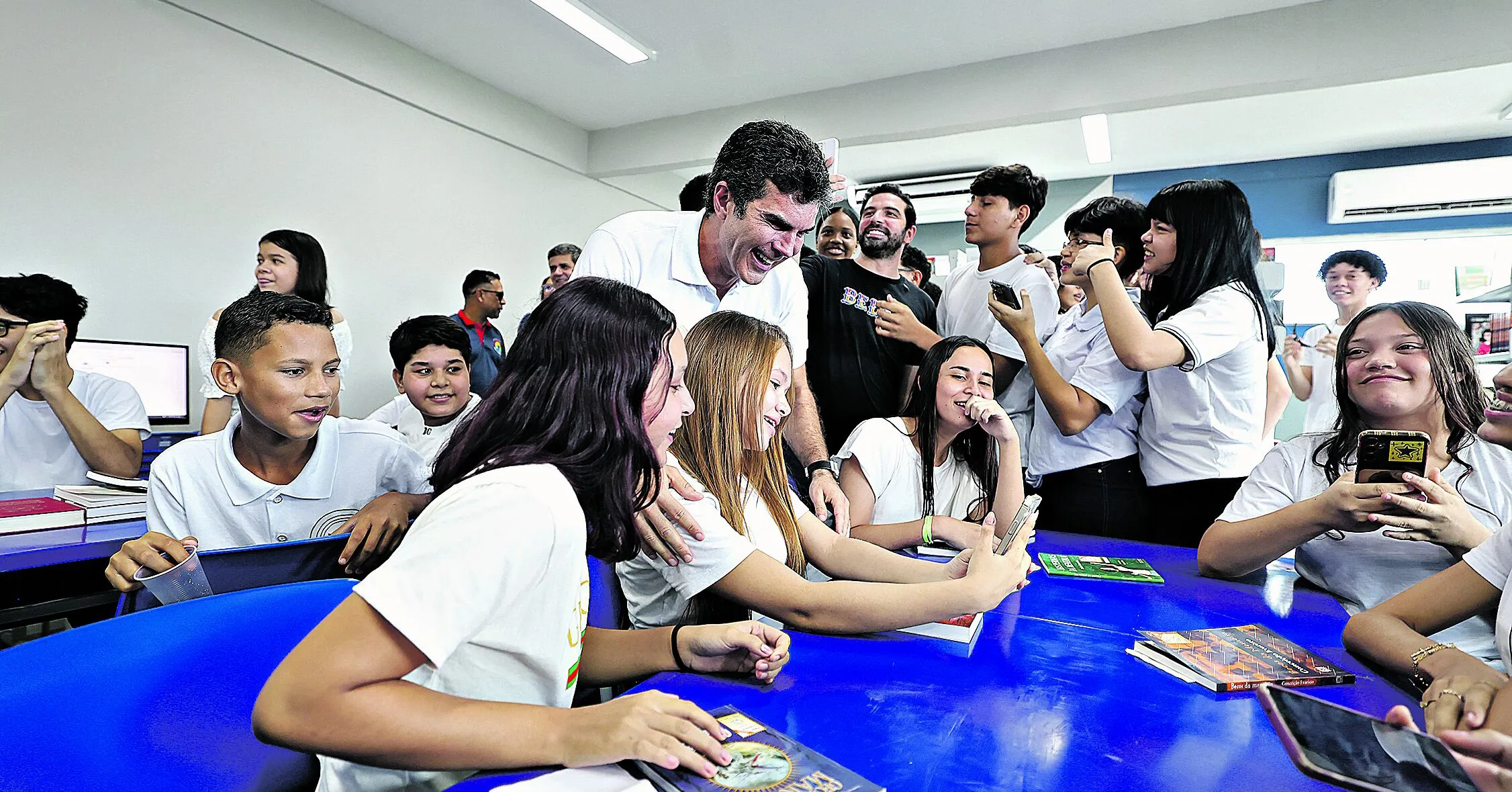 O governador Helder Barbalho e o prefeito Igor Normando com estudantes da nova escola.