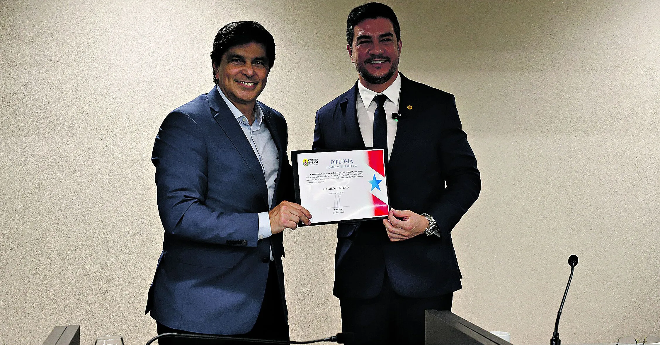 Camilo Centeno, presidente do Grupo RBA, Guilherme Guerreiro, diretor de Esportes, e Nonato Cavalcante, diretor de Jornalismo (abaixo) recebem o diploma das mãos do deputado Ronie Silva.