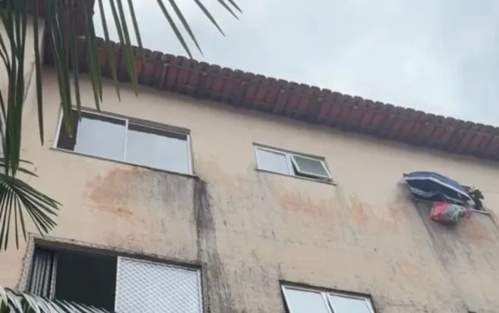 Idosa tentava arrumar a cortina da sala quando perdeu o equilíbrio e caiu