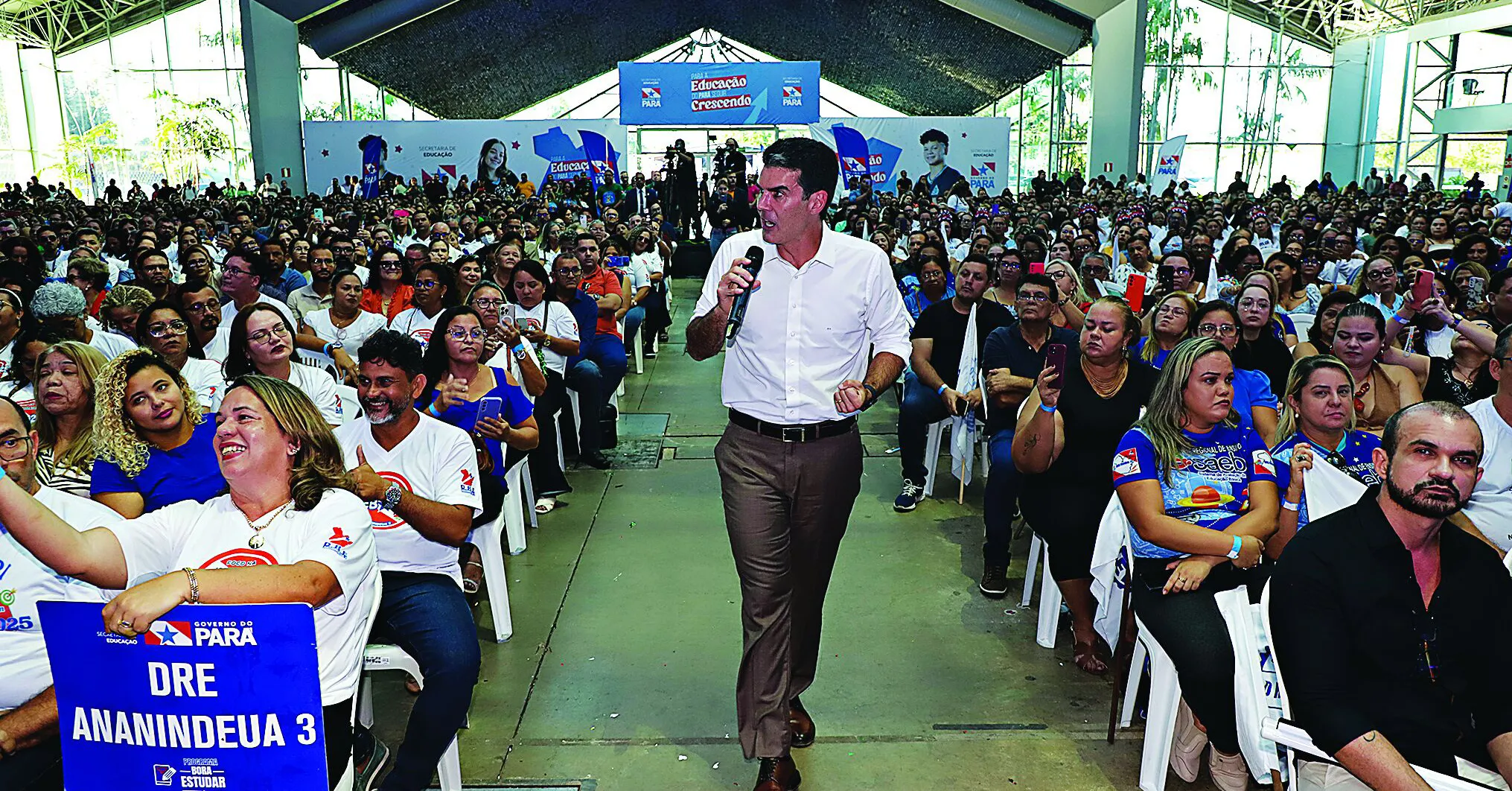 O governador Helder Barbalho conversa com os educadores durante o anúncio dos investimentos para melhorar ainda mais a educação