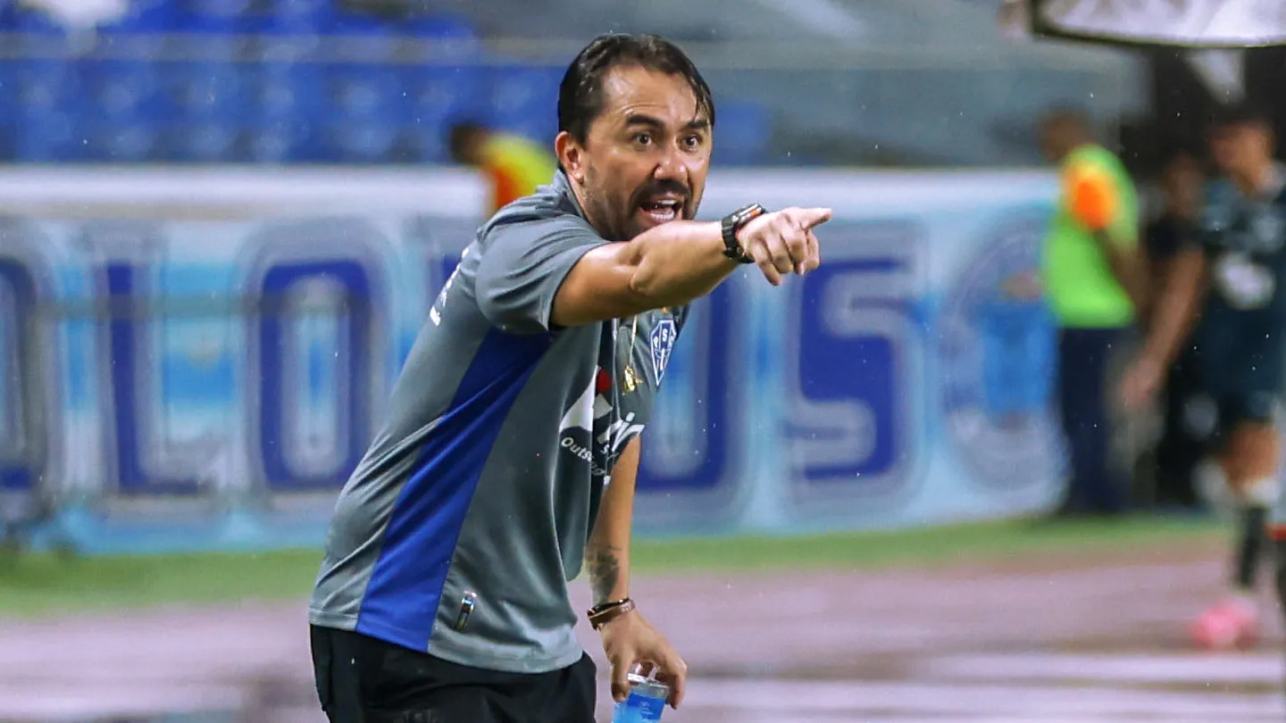 Treinador tenta tirar leite de pedra
