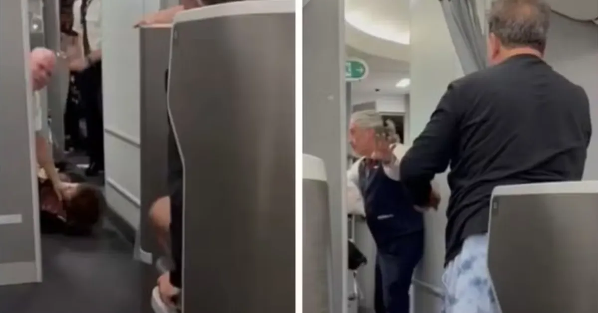Nas imagens, uma mulher aparece sendo contida e jogada ao chão após tentar acessar a cabine do avião.