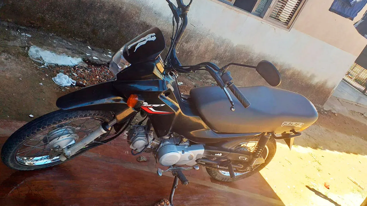 Moto Pop 100 preta foi levada da garagem de residência na noite da quarta (28) em Água Azul do Norte. Família oferta gratificação para ajudar a localizá-la.