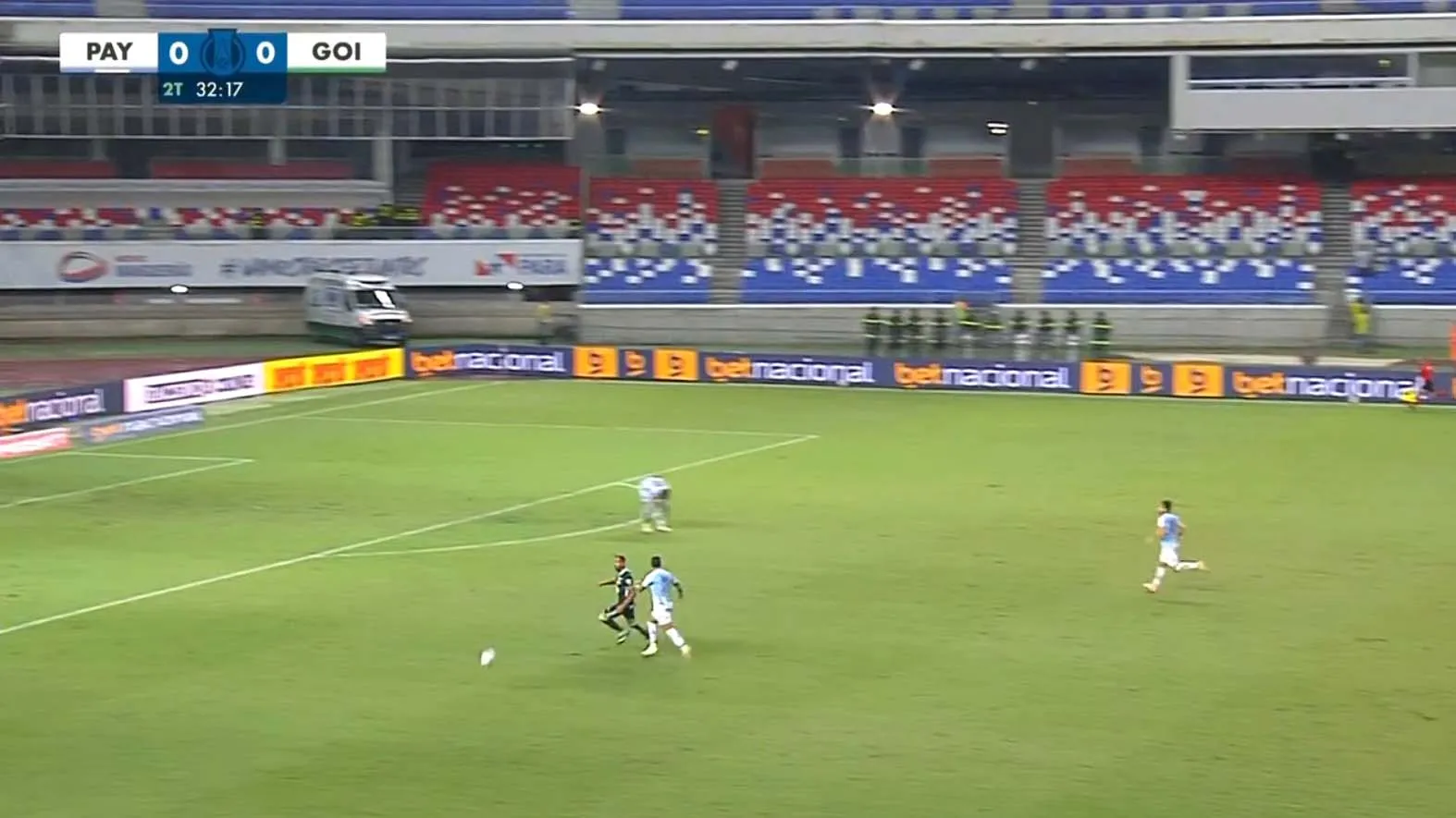 Goleiro estava abaixado ajeitando a caneleira
