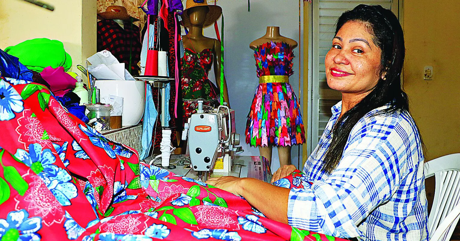 Ana Lobato é dona de um ateliê no bairro do Guamá e também faz roupas juninas.