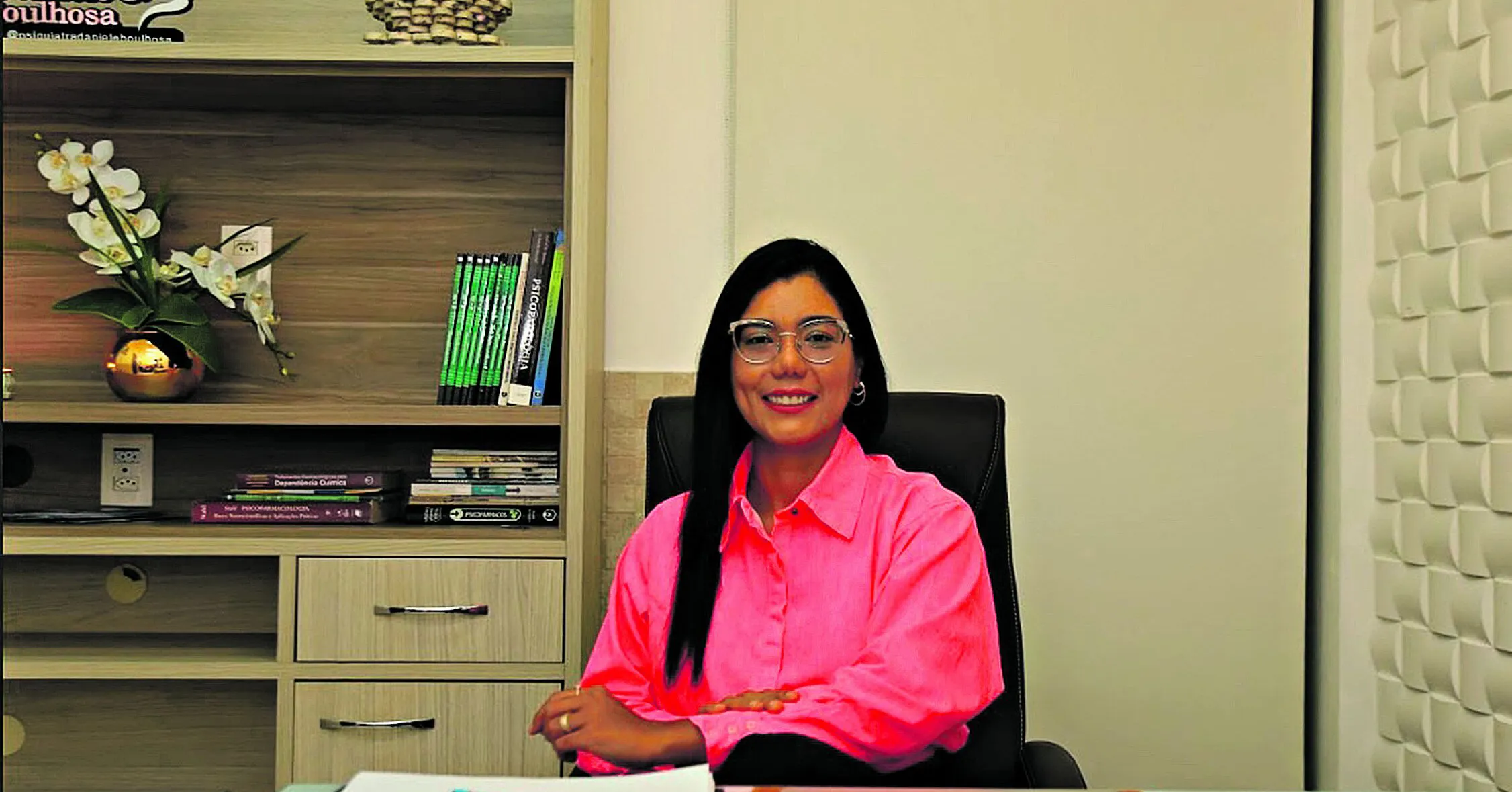 A psiquiatra Daniele Boulhosa explica que vários fatores podem contribuir para o desenvolvimento da hipocondria