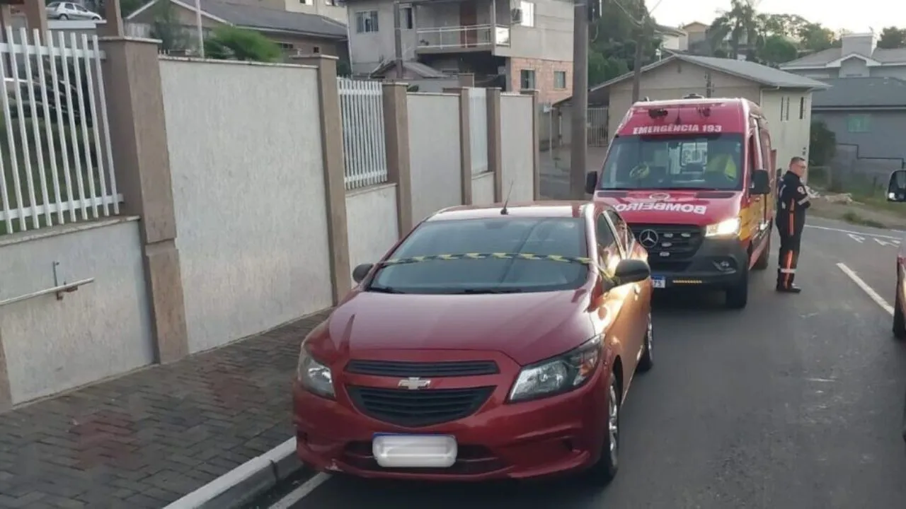 A criança ficou trancada no veículo por cerca de dez horas.