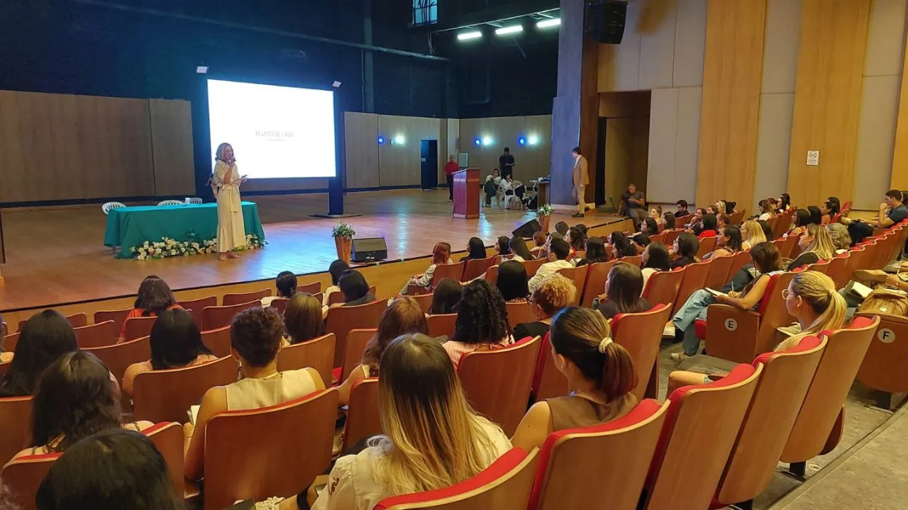 Durante o evento, são realizadas palestras com especialistas experientes, que atuam diretamente no cuidado às mulheres.