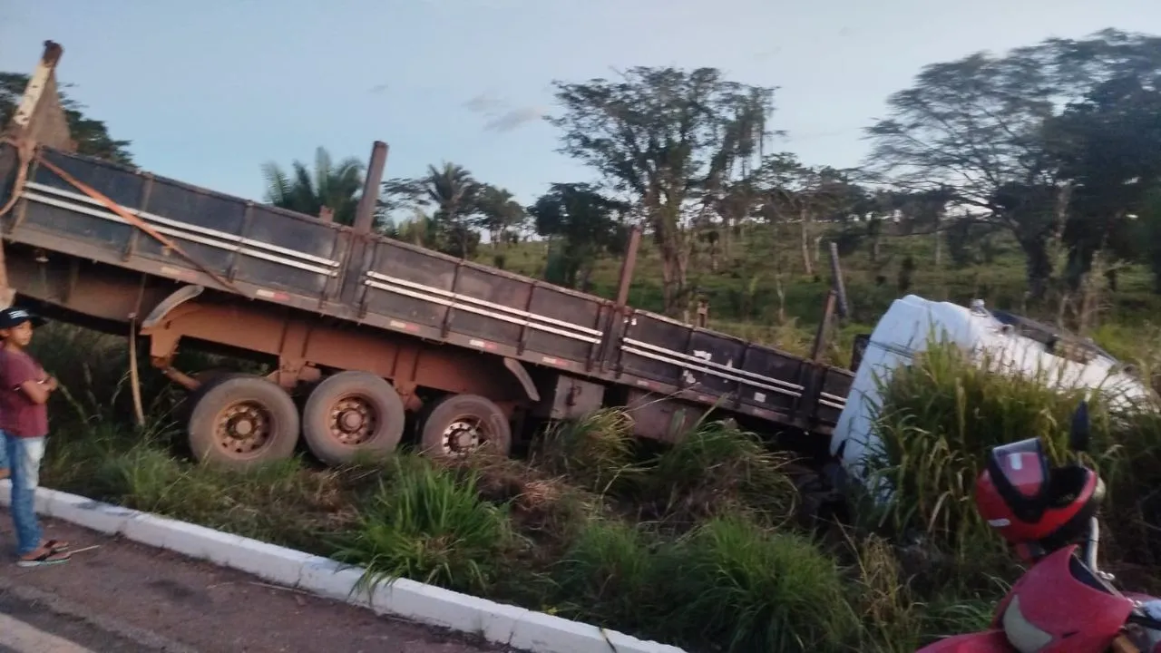 O motorista relatou às autoridades que tentou desviar de outro caminhão que seguia no sentido contrário, mas acabou derrapando.