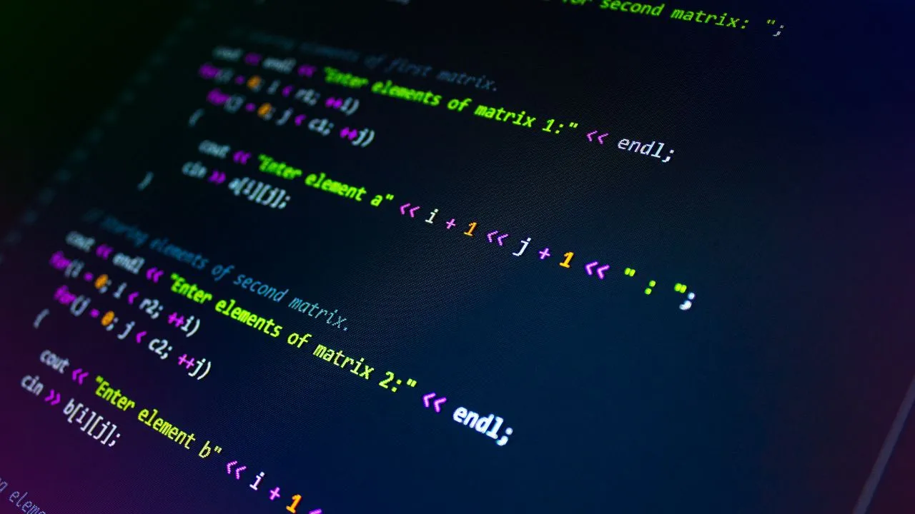 O objetivo é qualificar 10 mil profissionais em dois anos, com foco em quem ainda não tem experiência prévia em tecnologia da informação.