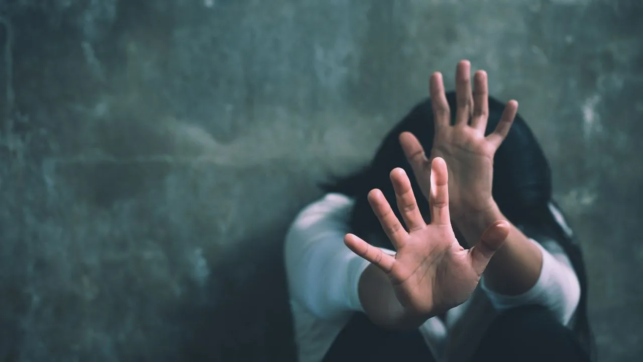 A vítima, uma adolescente de 14 anos, era conhecida do suspeito e diagnosticada com o Transtorno do Espectro Autista (TEA).