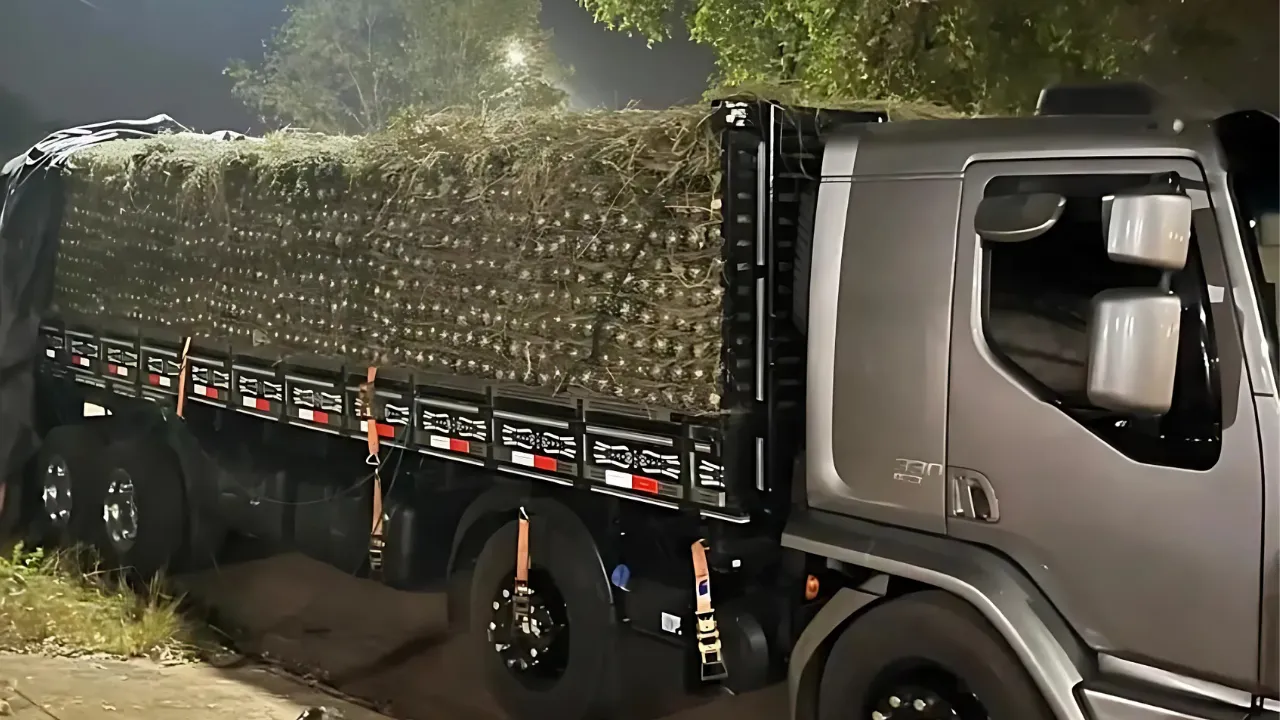 O suspeito dirigia um caminhão carregado com aproximadamente 496 kg de substâncias análogas à pasta-base de cocaína e cloridrato de cocaína