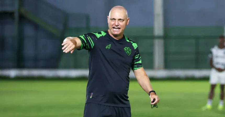 Sandro Forner estará à beira do campo.