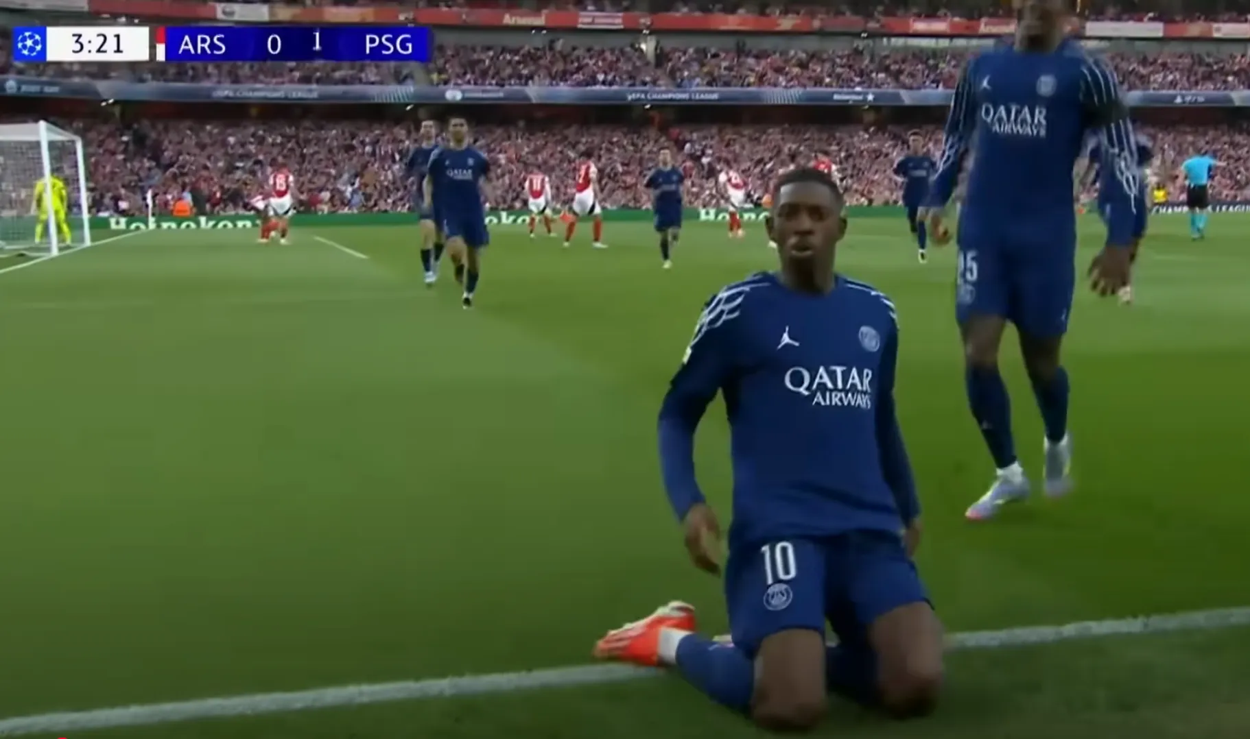 Dembélé comemora gol anotado no duelo entre Arsenal e PSG, pela Champions League.