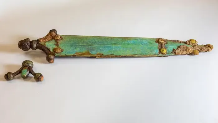 Espada antiga encontrada em túmulo