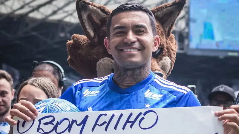 O Cruzeiro anunciou oficialmente nesta sexta-feira (2) a rescisão contratual com o atacante Dudu, que está agora livre no mercado.