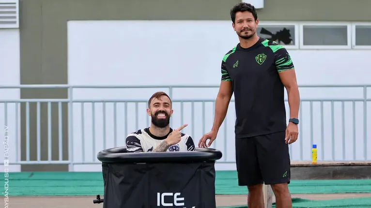 Matheus Vargas ao lado de Renan Lima, preparador físico do Paysandu