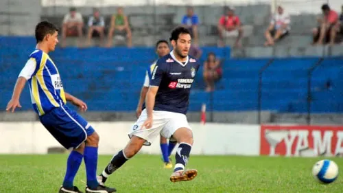 Atacante Frontini em 2010, vestindo a camisa do Remo. Hoje, ele é executivo de futebol do Marcílio Dias.
