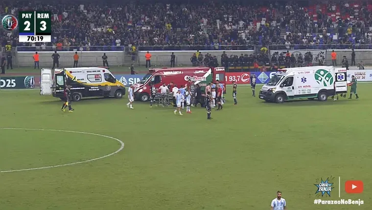 Momento em que médicos socorrem Jaderson e Novillo após forte impacto na cabeça entre os jogadores