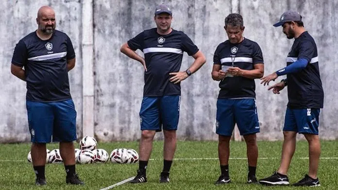 Auxiliar Flávio Garcia (esquerda) é quem irá comandar o Leão no próximo jogo após saída de Daniel Paulista (centro)