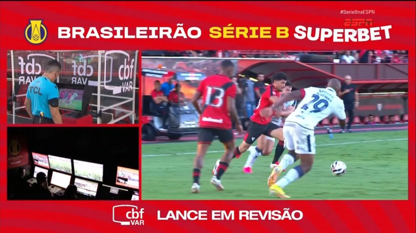 Momento em que o lance era revisado no VAR e resultou na anulação do segundo gol do Remo