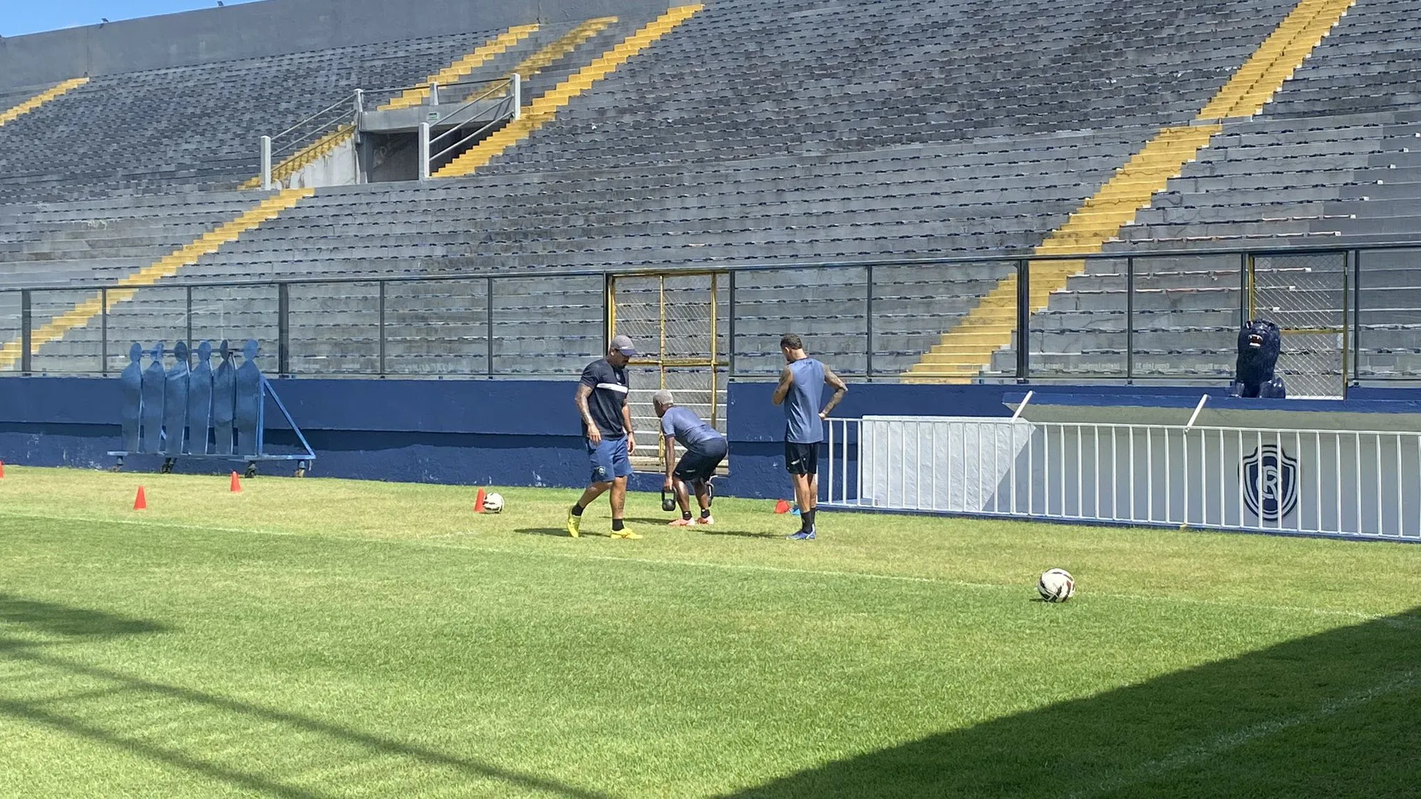 Jaderson e Maxwell realizam atividades no gramado do Baenão
