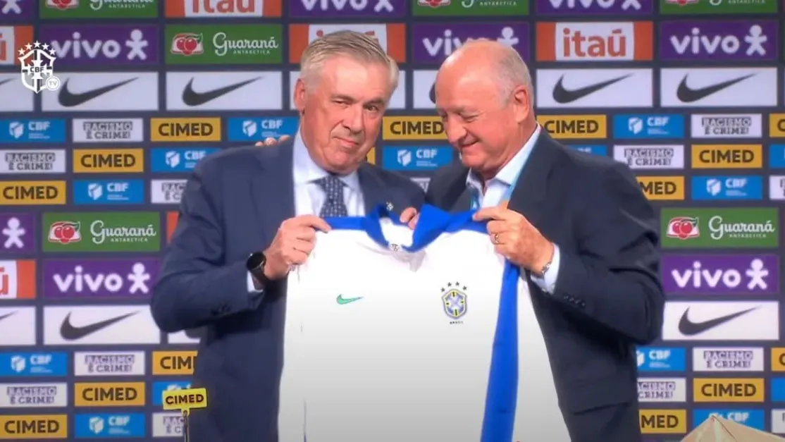Técnico do penta, Luis Felipe Scolari entrega jaqueta que foi usada por Zagallo para Carlo Ancelotti