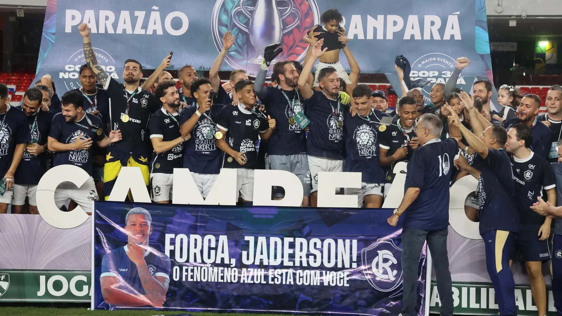 Campeões, os jogadores do Remo dedicaram o título do Parazão ao volante Jaderson.