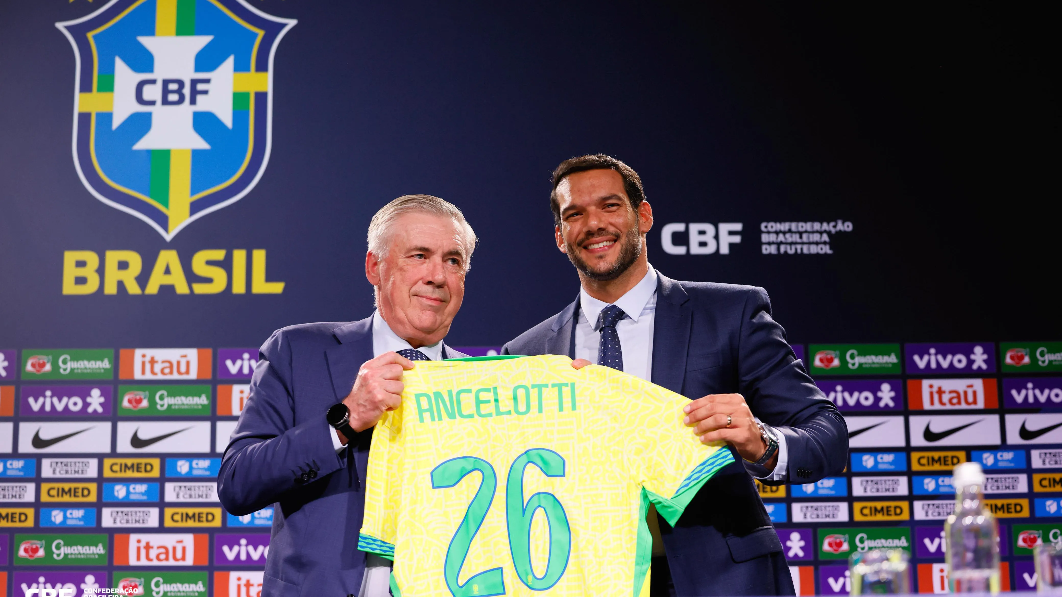 Carlo Ancelotti ao lado do presidente da CBF, Samir Xaud