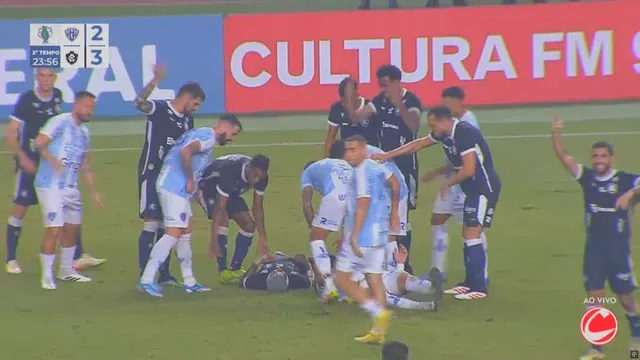 Momento em que Jaderson cai desacordado no Mangueirão