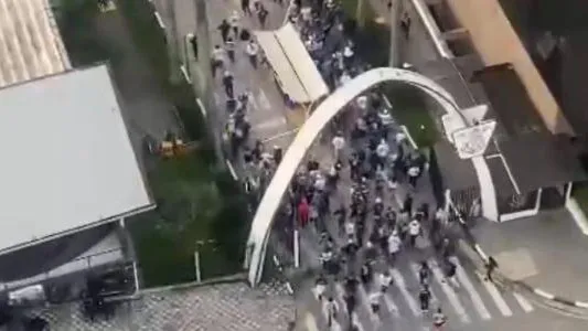 Membros de torcidas organizadas do Corinthians invadiram a sede social do clube, no Parque São Jorge,