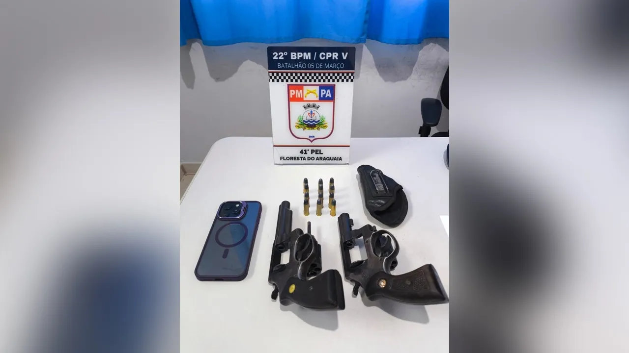 Durante a revista pessoal, foram encontrados em posse dos suspeitos dois revólveres calibre .38 e 12 cartuchos de munição intactos.