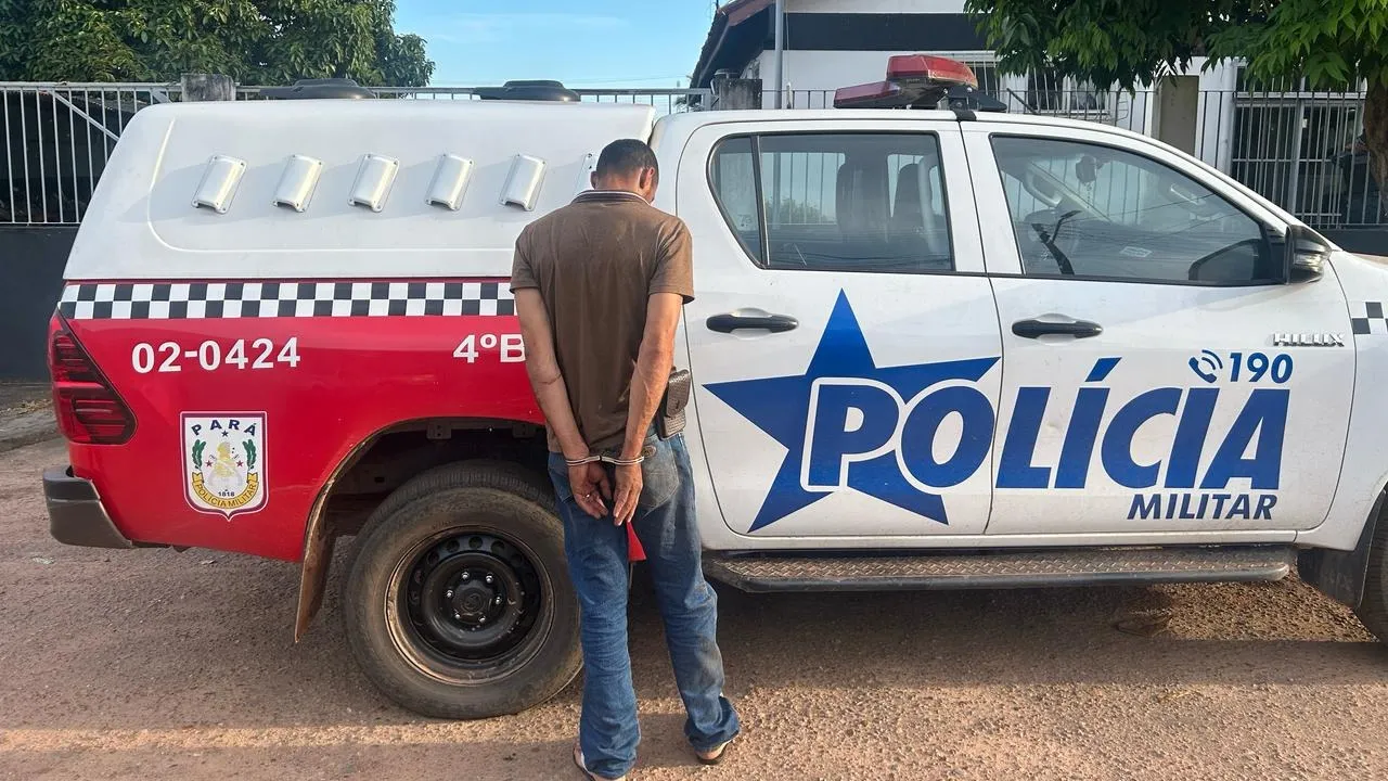 O homem foi encontrado deitado em uma cama e indicou que o revólver estava sob um travesseiro.