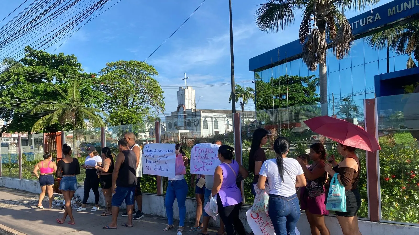 Moradores de Ananindeua protestam contra sorteio irregular de unidades habitacionais do residencial Pouso do Aracanga, exigindo esclarecimentos da prefeitura.