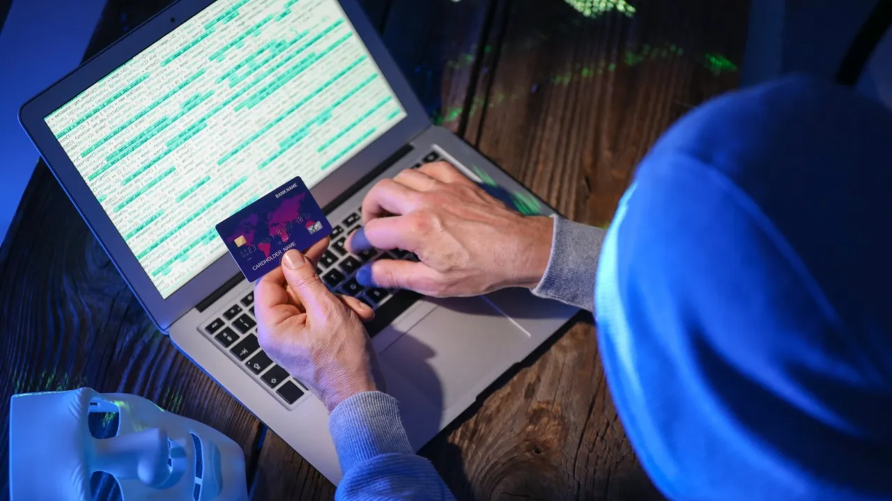 Com o aumento nas compras, tanto em lojas físicas quanto virtuais, cresce também a ação de golpistas, que se aproveitam do movimento para aplicar fraudes, principalmente na internet.