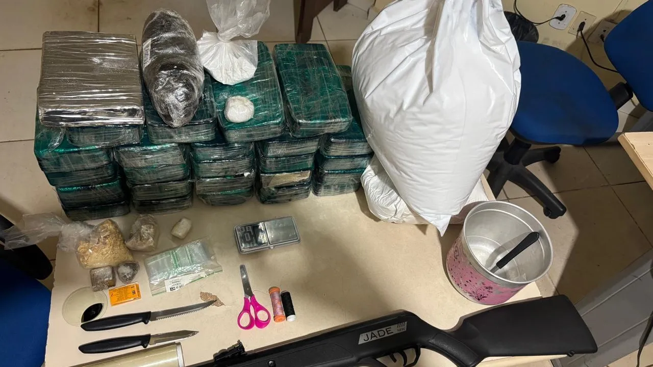 As ocorrências envolveram a apreensão de mais de 25 kg de drogas, a prisão de três suspeitos por tráfico de entorpecentes e a captura de um foragido da Justiça.