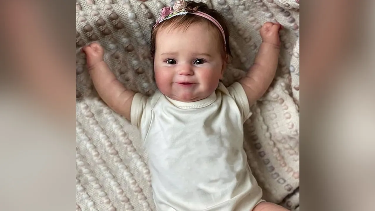 O fenômeno dos bebês reborn, bonecos hiper-realistas que imitam crianças de verdade, tem gerado polêmica nas redes sociais.