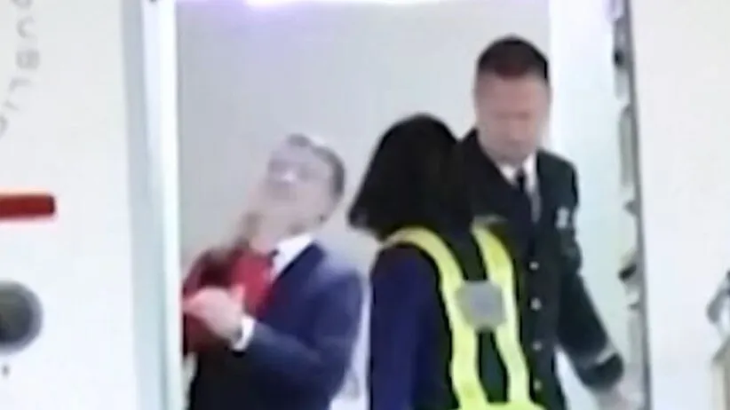 Um vídeo mostra Brigitte agredindo Macron durante pouso em Hanói. Entenda o que aconteceu e as reações ao incidente.