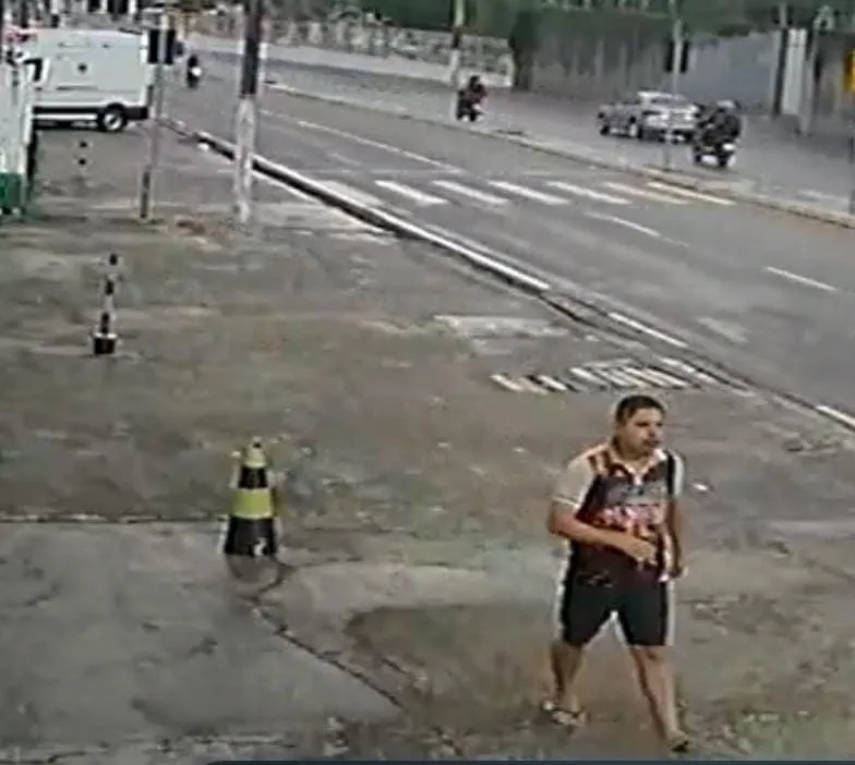 Imagens de câmeras de segurança do edifício Garden Ville, mostram Emerson caminhando na avenida no sentido Metrópole, por volta das 17h30.