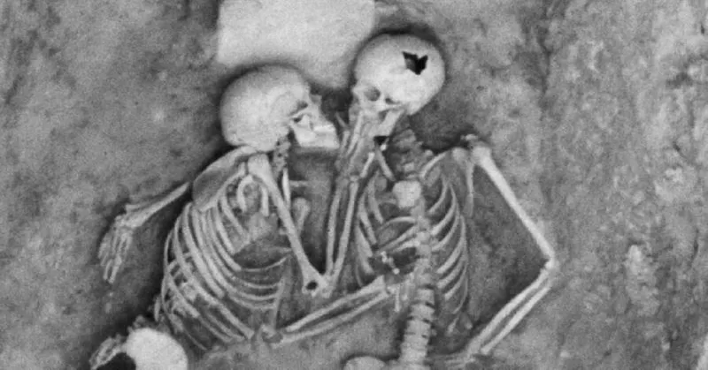 A pose dos esqueletos, que sugere um último gesto de conforto ou afeto diante da morte iminente, capturou a imaginação coletiva e se consolidou como um dos mais emblemáticos achados arqueológicos relacionados à condição humana.