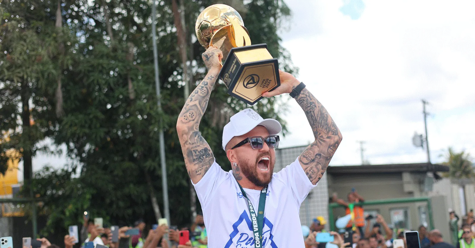 Rossi ergue a taça da Copa Verde durante desembarque do Paysandu, em Belém, na última quinta-feira (24).