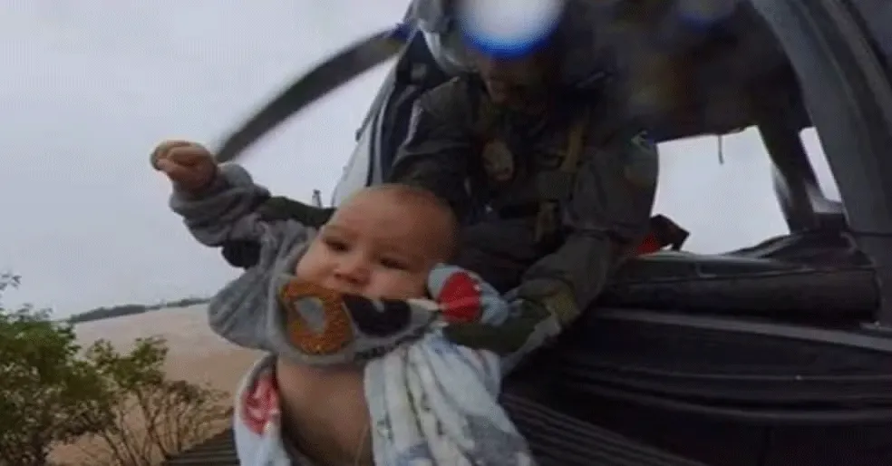 Bebê de cinco meses foi salvo por helicóptero no telhado de casa alagada no Rio Grande do Sul, em maio de 2025.