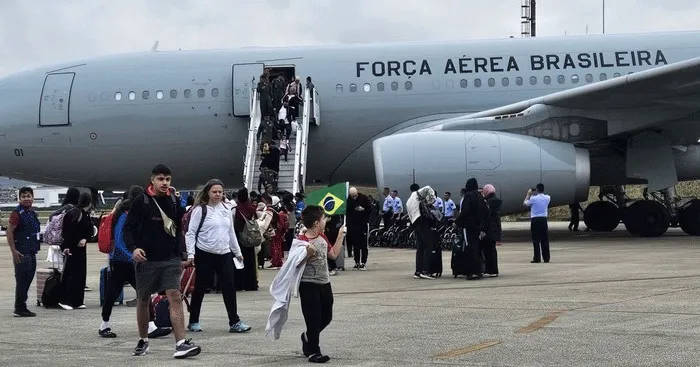 Grupo de brasileiros deportados pelos EUA desembacaram em Fortaleza no último sábado (24).