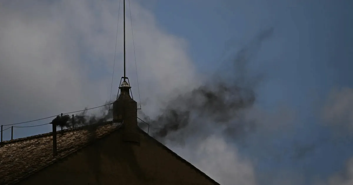 Na manhã desta quinta-feira (8), a fumaça preta foi vista pela terceira vez desde o início do conclave, na última quarta (7).