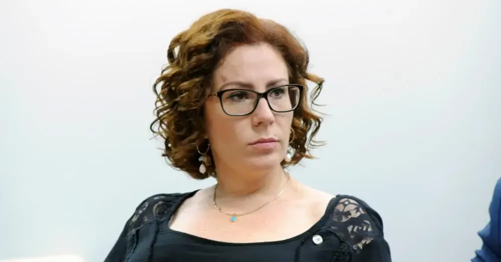 Carla Zambelli deixou o território brasileiro ainda na terça (3), quando o pedido para a sua prisão preventiva foi protocolado fisicamente na Corte.